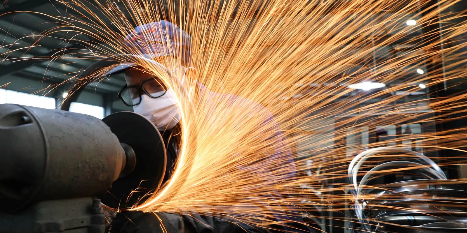 Produção industrial tem alta de 0,1% de março para abril